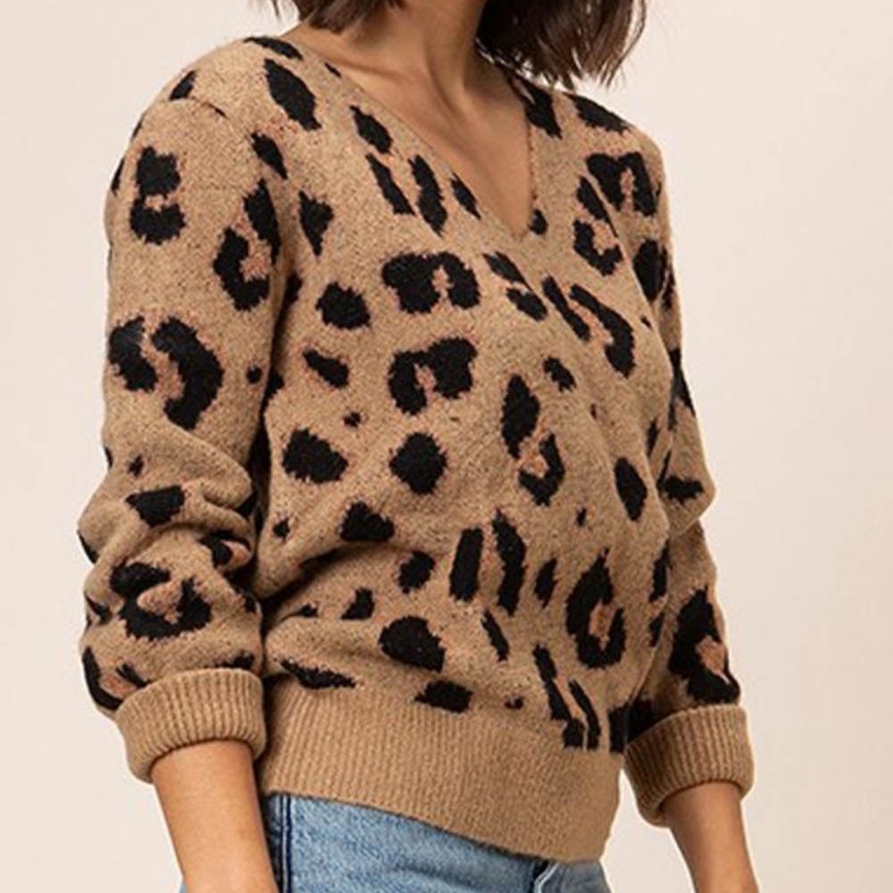 NWOT Revolve MAJORELLE Raw Edge V Neck Leopard Cheetah Print Sweater Size M - Picture 2 of 9